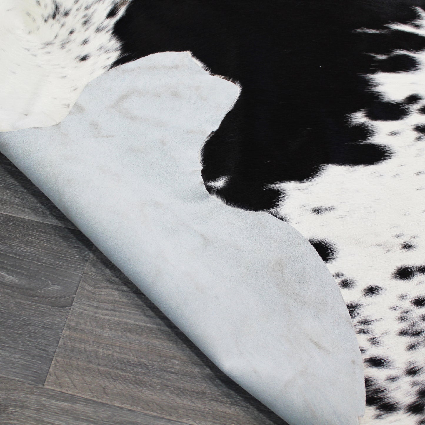 Natural Geo Black/White Cowhide Animal Area Rug 5' 2" x 5' 3"