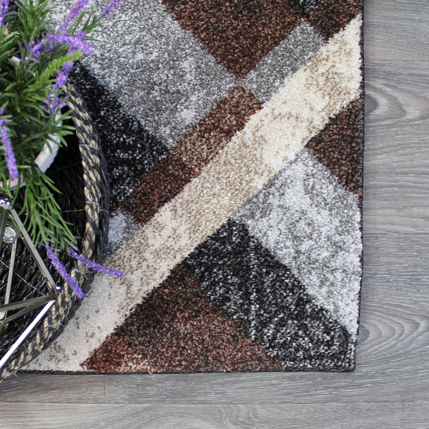 Natural Geo Jasmine Modern Diamond Abstract Black/Brown Area Rug