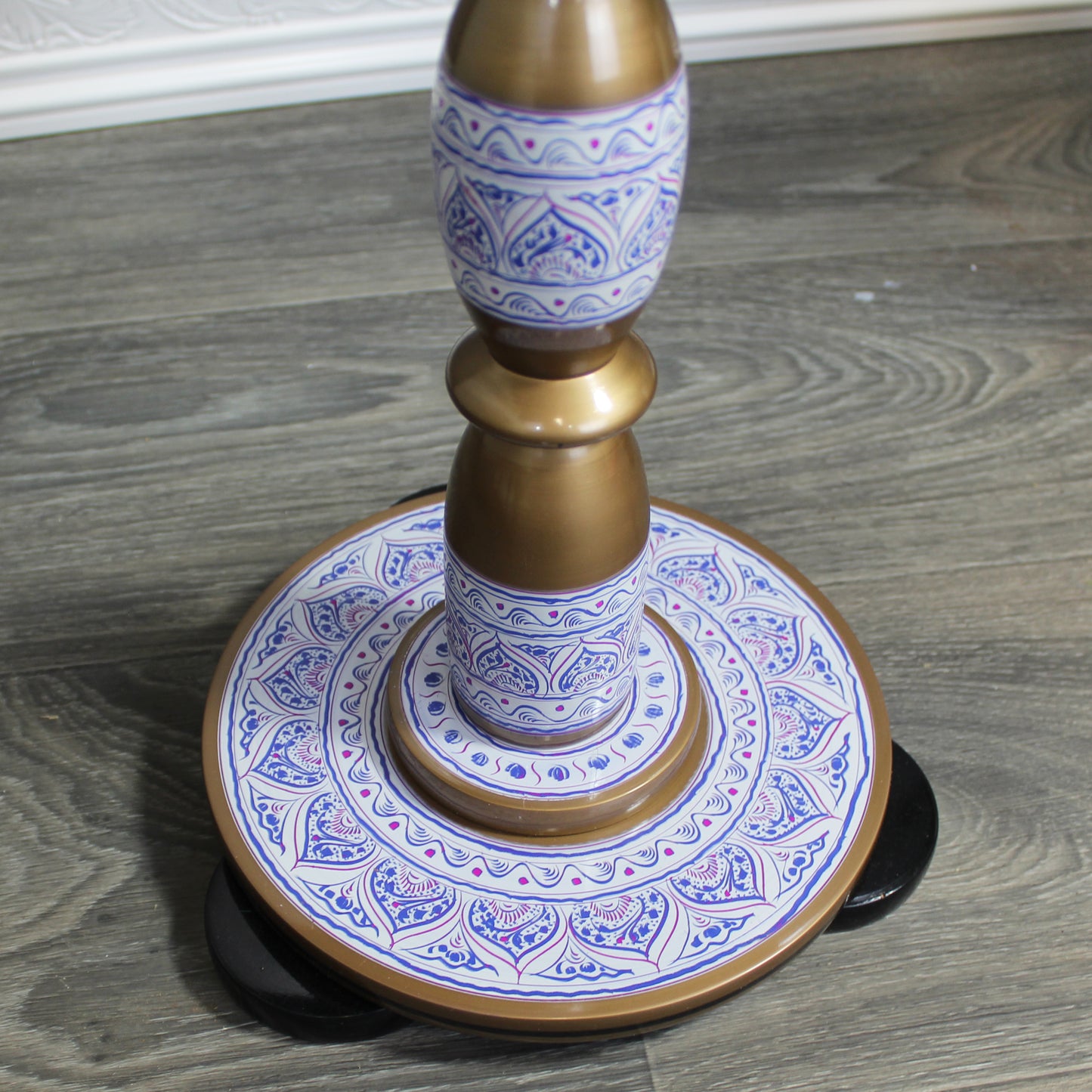 Natural Geo Rosewood Round Wooden 18" Accent Table - White