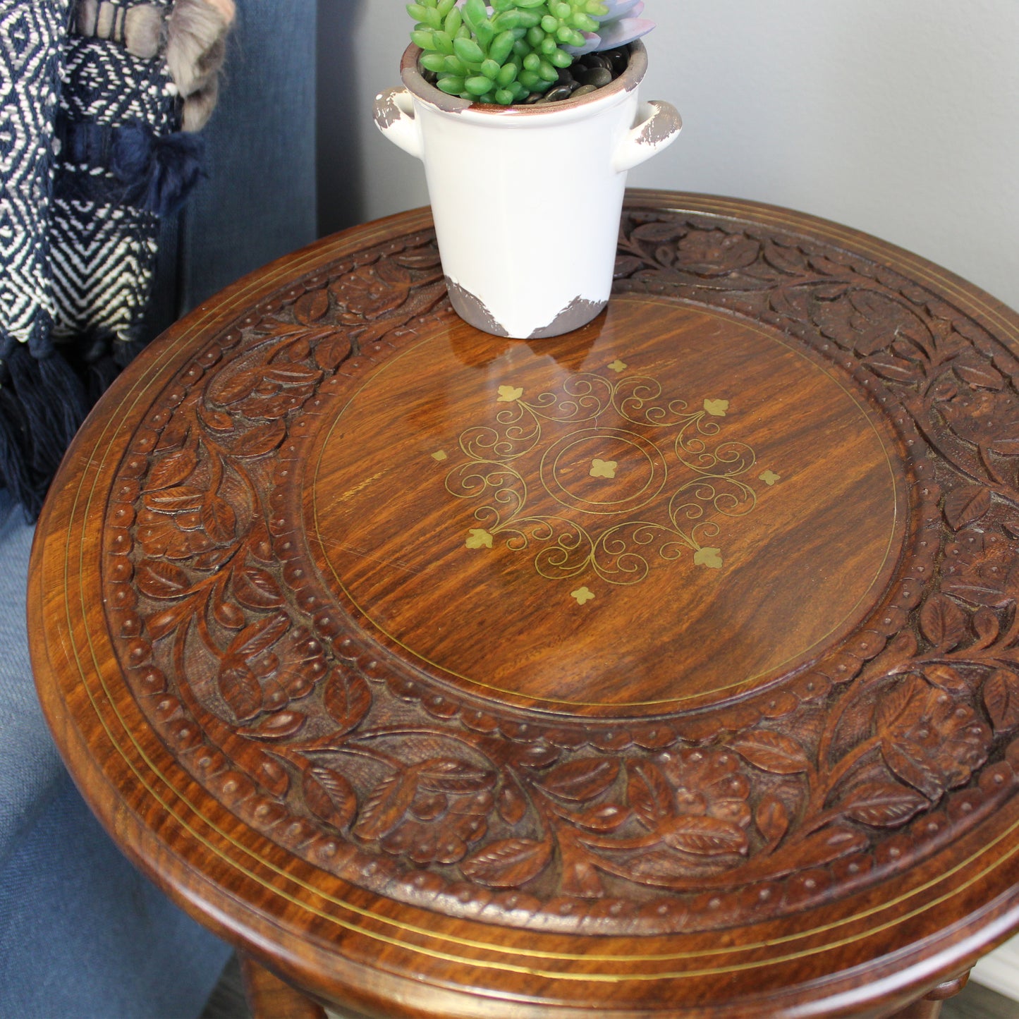 Natural Geo Decorative Rosewood Round Wooden Carved Accent Table