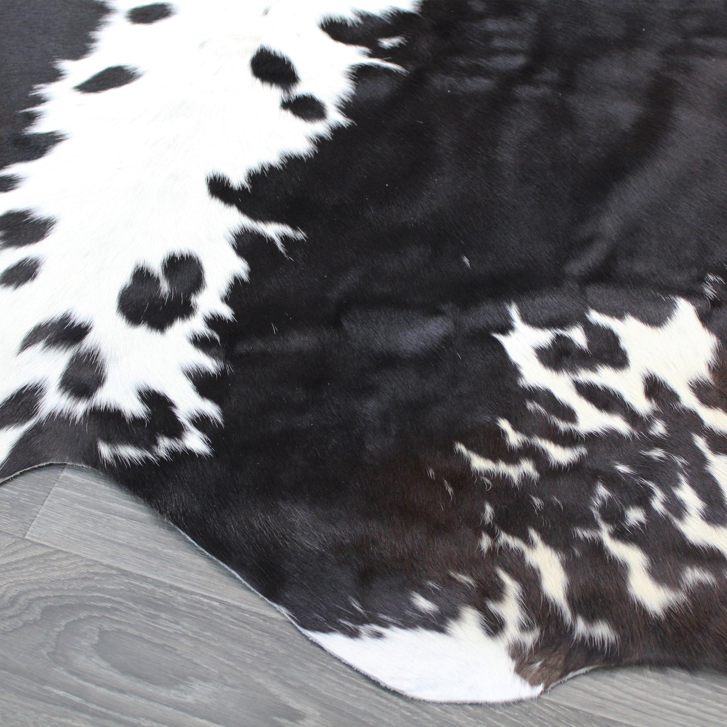 Natural Geo Dark Brown/Black/White Cowhide Area Rug 5' 2" x 5' 6"