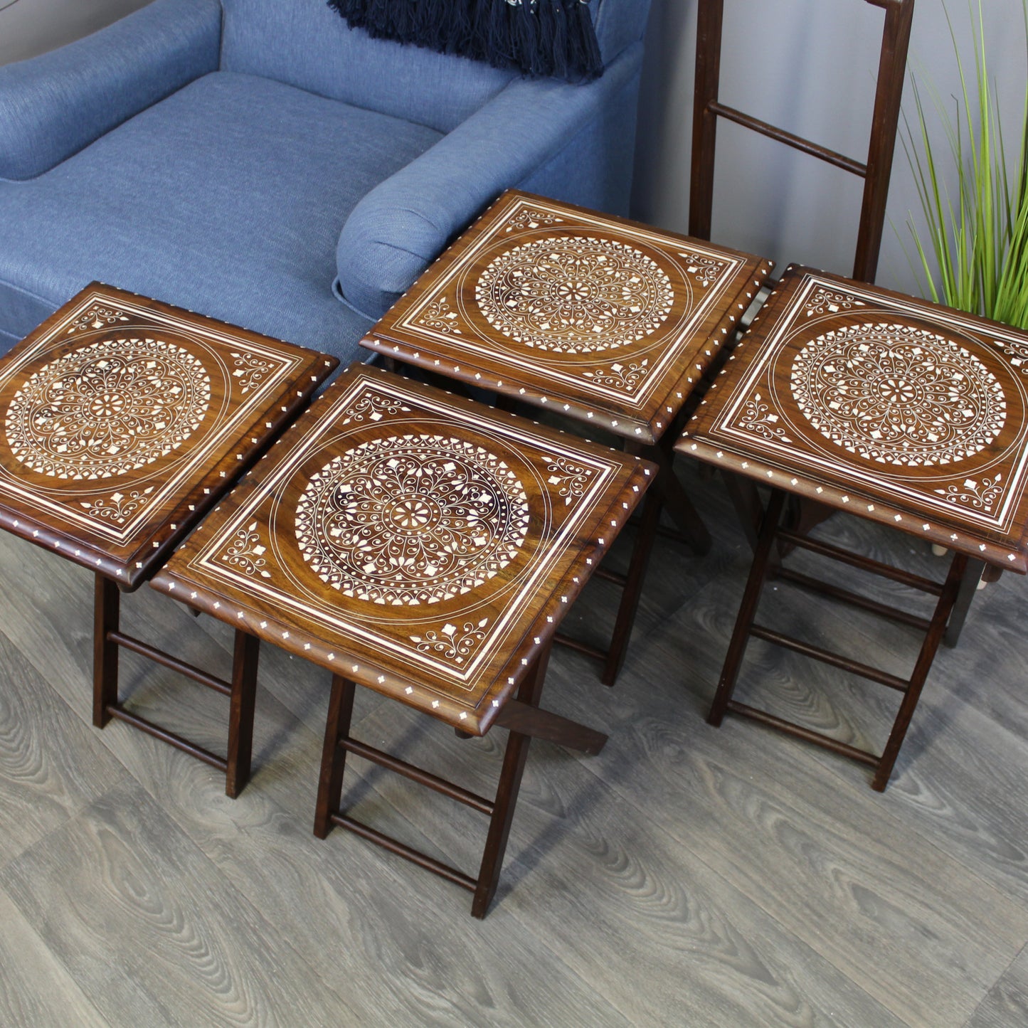 Natural Geo Decorative Rosewood Set of 4 Tray Tables with Stand - White Circle